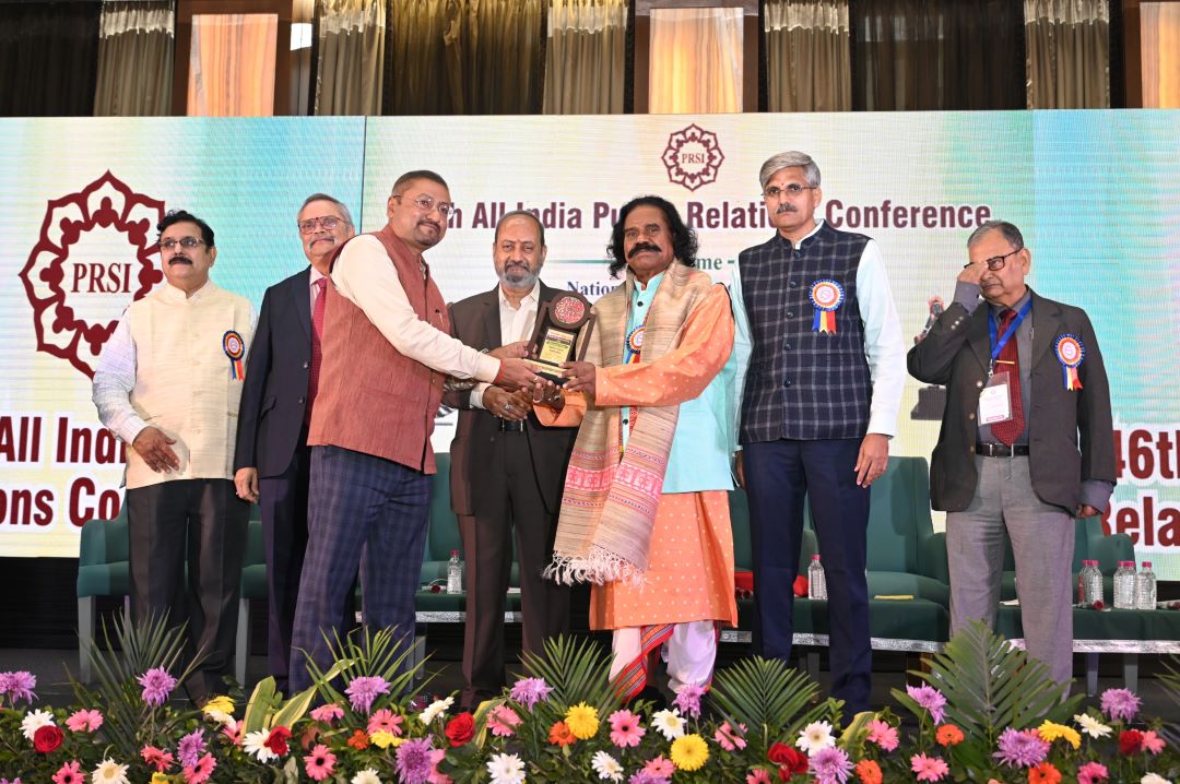 NMDC official recieving PRSI Awards